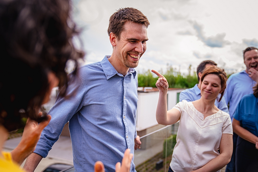 Neem valse beschuldigingen niet persoonlijk, hoe oneerlijk ze ook zijn. Blijf kalm en tracht te ontdekken waarom de ander je beschuldigt. Vertel de ander hoe je je voelt zonder hem verwijten te maken. Stel vragen om te achterhalen wat er aan de hand is.