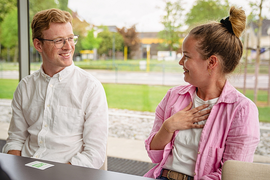 Wanneer we ons aangevallen voelen, hebben we de neiging om in de tegenaanval te gaan, ons te verdedigen, weg te lopen of om te bevriezen. Dat zijn oerreacties vanuit het emotionele gedeelte van ons brein. Wacht tot je gekalmeerd bent en vertel de ander dan hoe je je voelt en wat je nodig hebt. Dat brengt meestal verbinding.