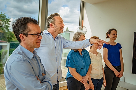 Als je met één vinger naar iemand wijst, heb je vaak niet door dat er tegelijkertijd drie vingers naar jezelf wijzen. Waar je je aan ergert bij anderen, vertelt veel over jezelf. Tijdens de training over het kernkwadrant ontdek je wat ergernissen over anderen iets vertellen over jezelf.