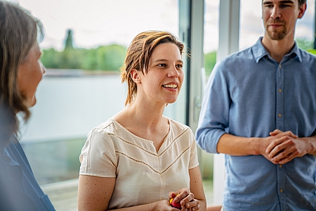 Tijdens de workshop kernkwadrant ontdek je je kernkwaliteiten. Dat zijn eigenschappen die behoren tot het wezen van wie je bent. Ze komen van binnenuit, maar zijn wel ontwikkelbaar. Enkele voorbeelden van kernkwaliteiten zijn: betrouwbaar, doelgericht, stabiel, zelfverzekerd. Elke kernkwaliteit heeft een valkuil, een uitdaging en een allergie. Tijdens onze workshop leer je jezelf en je collega's beter kennen.