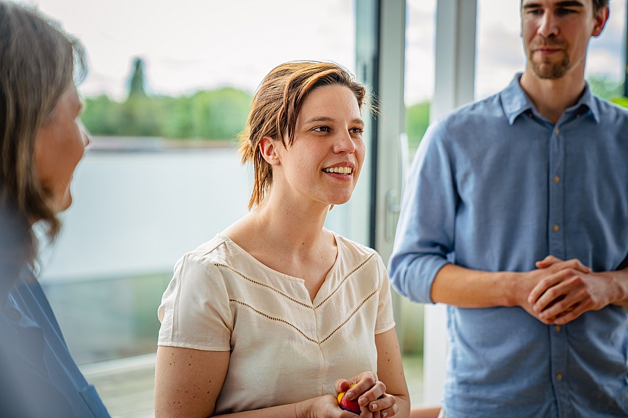 Tijdens de workshop kernkwadrant ontdek je je kernkwaliteiten. Dat zijn eigenschappen die behoren tot het wezen van wie je bent. Ze komen van binnenuit, maar zijn wel ontwikkelbaar. Enkele voorbeelden van kernkwaliteiten zijn: betrouwbaar, doelgericht, stabiel, zelfverzekerd. Elke kernkwaliteit heeft een valkuil, een uitdaging en een allergie. Tijdens onze workshop leer je jezelf en je collega's beter kennen.