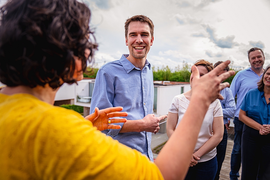 Creëer een team dat uitstekend presteert en samenwerkt door duidelijk met elkaar te communiceren. Zeg op een verbindende manier wat je denkt, voelt en nodig hebt en luister naar het standpunt van de ander. Communiceer concreet, precies, helder, beknopt, coherent, compleet en duidelijk.