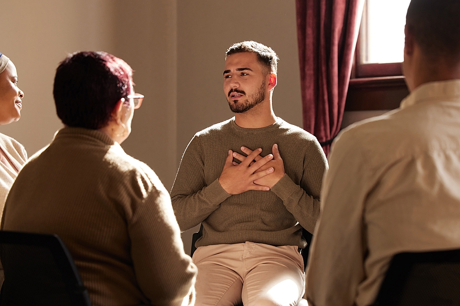 Leer opkomen voor je eigen belangen. Vertel de ander met een ik-boodschap wat je echt denkt, voelt en zou willen. Tijdens onze assertiviteitstraining leer je aandacht hebben voor je eigen gevoelens en behoeften, en leer je die te communiceren op een vriendelijke en respectvolle manier.