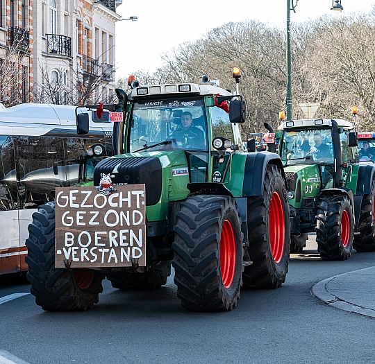 boze Belgische boeren bezetten een kruispunt