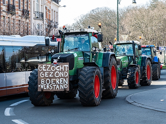 boze Belgische boeren bezetten een kruispunt