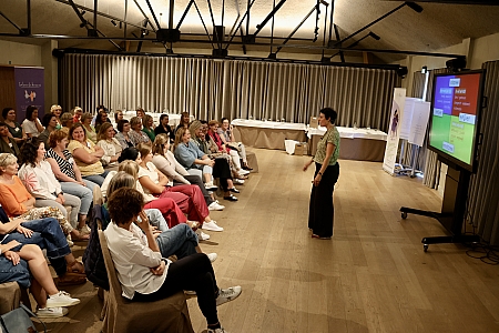 We zijn geen kleur. Iedereen heeft de vier kleuren in zich. Hoe beter je inspeelt op de voorkeurskleur van de ander, hoe meer verbinding er ontstaat.