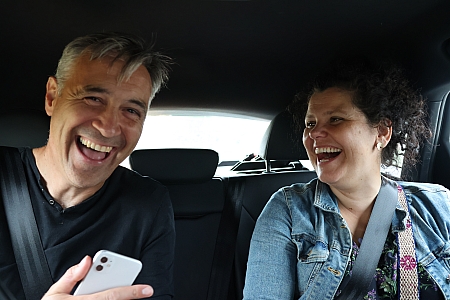 Gilles en Sandy lachen op de achterbank