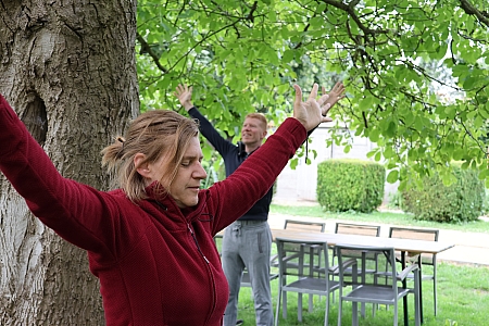 Merel en Frederik mediteren