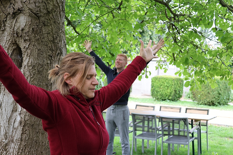 Merel en Frederik mediteren