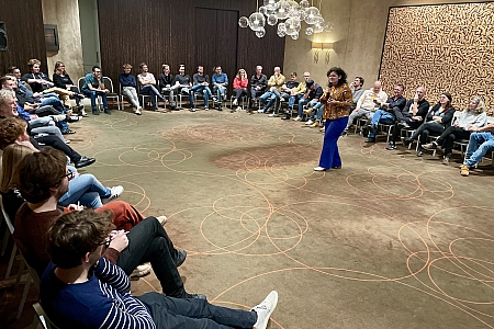 Tijdens onze Imboorling teambuilding doen de deelnemers in een grote kring een muzikaal pak met uitdagende opdrachten.