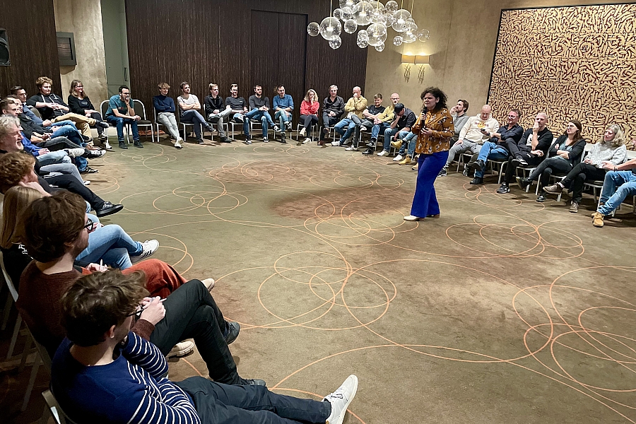 Tijdens onze Imboorling teambuilding doen de deelnemers in een grote kring een muzikaal pak met uitdagende opdrachten.