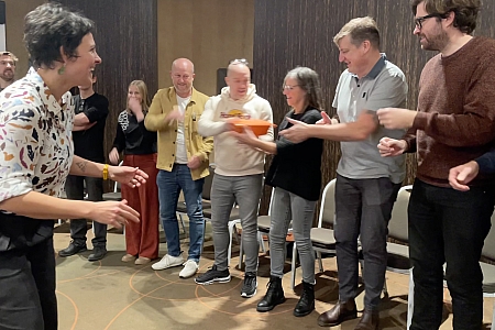 Tijdens onze teambuilding geven doen we een muzikaal pak.