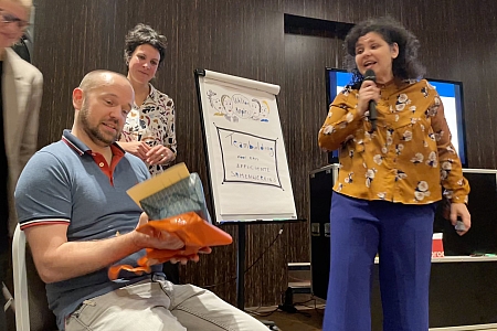 Tijdens deze teambuilding leren deelnemers elkaar een gemeend compliment geven.