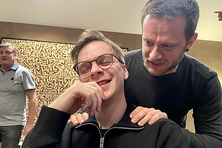 Een deelnemer geeft zijn collega een gemeend compliment tijdens een teambuilding.