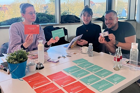 deelnemers oefenen om elkaar feedback te geven.