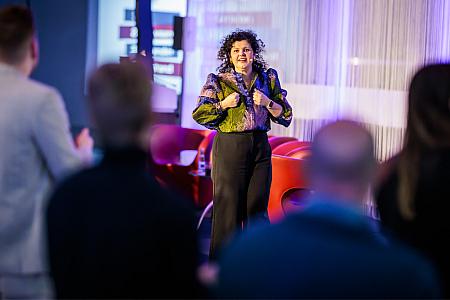 Sandy Snoeck laat de deelnemers het geluksdansje dansen op het einde van de presentatie over positiviteit.