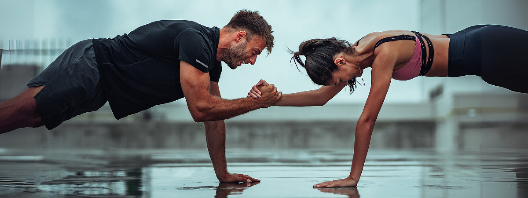 man en vrouw sporten en staan in plankhouding