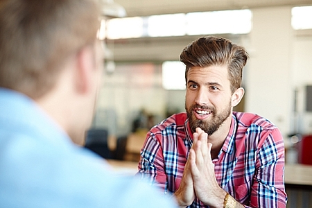 Vertel de ander wat je voelt en wat je zou willen. Wees eerlijk en to the point. Maak oogcontact en spreek pas als je de ander zijn aandacht hebt. Maak een gebaar met je handen om te laten zien dat je niet onderbroken wil worden.