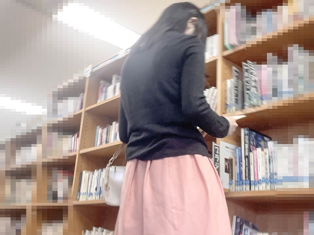 図書館で見つけたケツ食い込み清楚系美人と怪しすぎる同業者【禁断の逆さ撮り】Vol.36 gallery photo 2