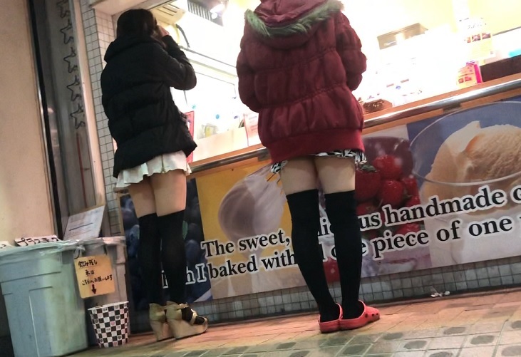 【動画】クレープ屋さんのミニスカ観察 gallery photo 2