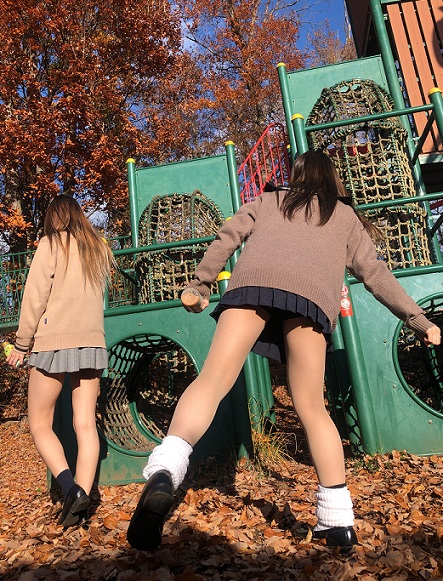 【制服でアスレチック】見えちゃう公園女子