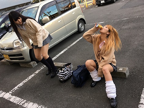 街撮り☆激ミニ制服のおふざけ写真