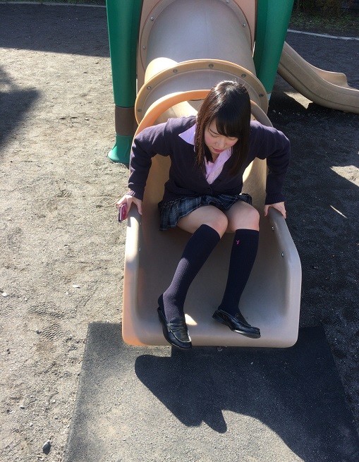 学校帰りの制服チラパン☆ gallery photo 2