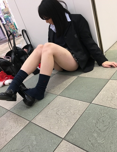 【短すぎて見えちゃってる】制服パンチラ