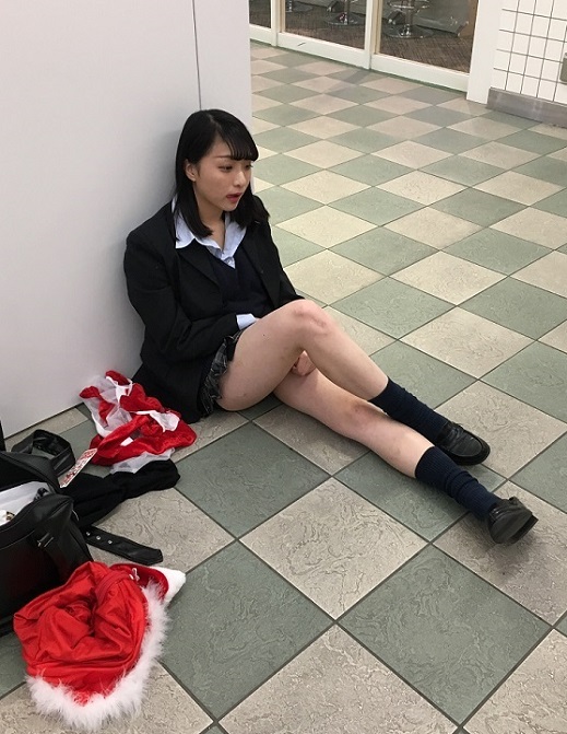 【短すぎて見えちゃってる】制服パンチラ gallery photo 1