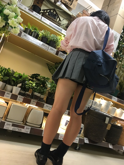 【見えそうで見えてる娘】制服パンチラ gallery photo 2