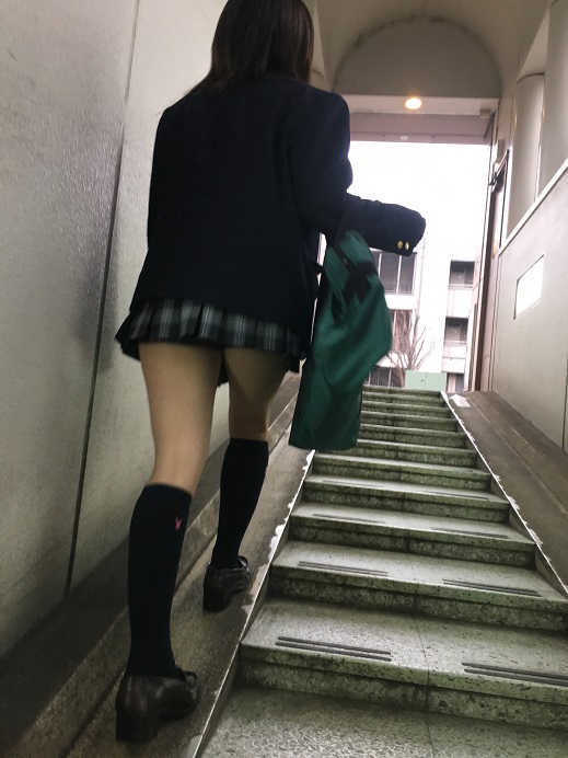 【学校帰り追跡】制服パンチラ gallery photo 1