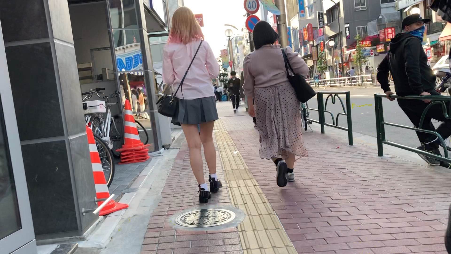 髪色とパンツが奇跡のコラボレーション、電車で気になったあの子を追跡