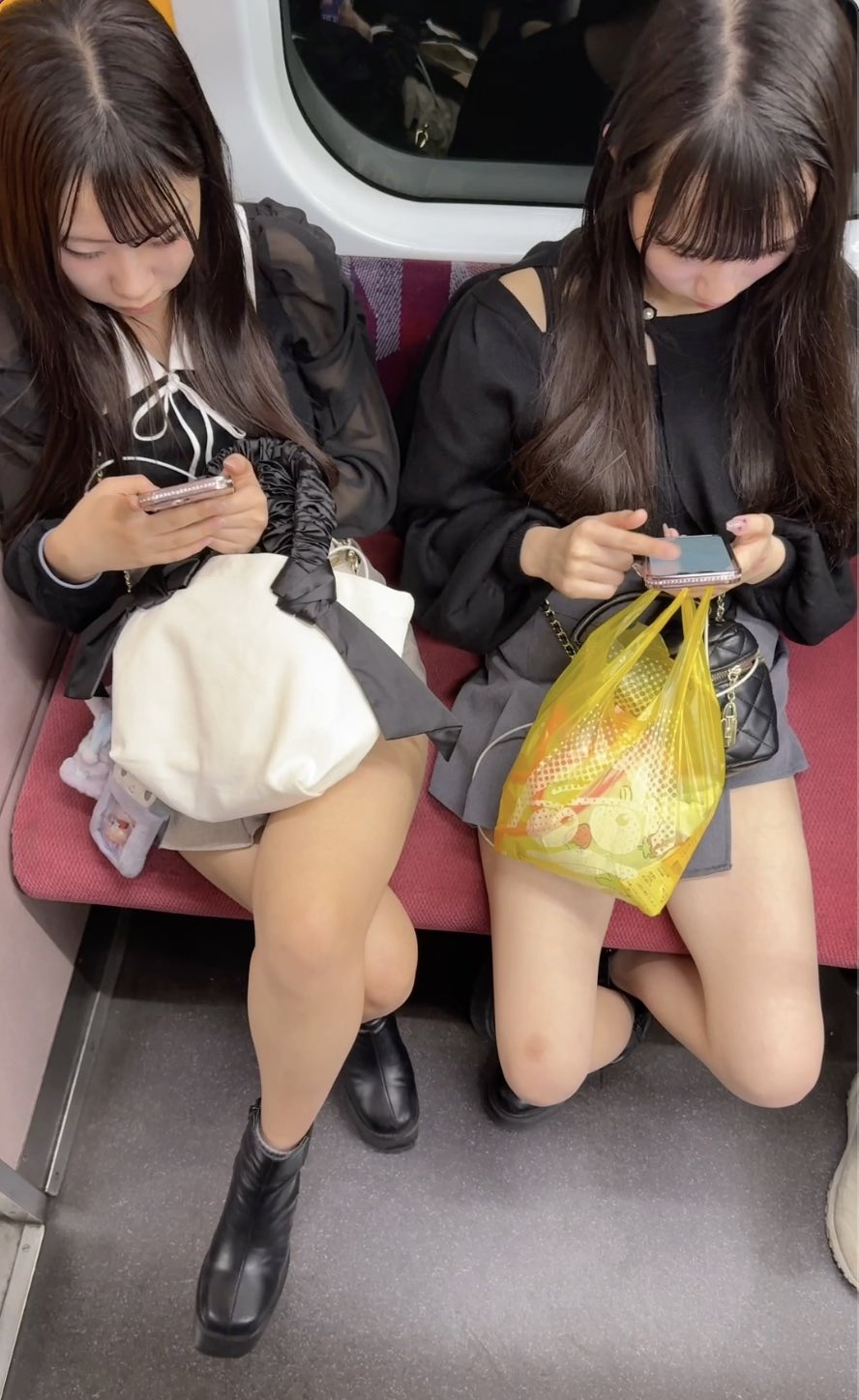 エロい脚の露出過ぎ！仲良し女子大生のミニスカ&アイドル級の美女がエロまくり状態！真上からのミニスカ生脚