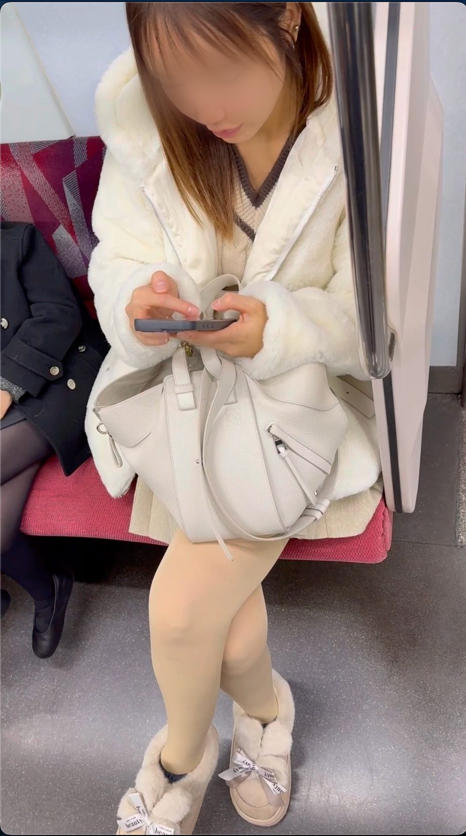 S級美人お姉さんの脚組みパンスト美脚！真上・真横からの密着撮