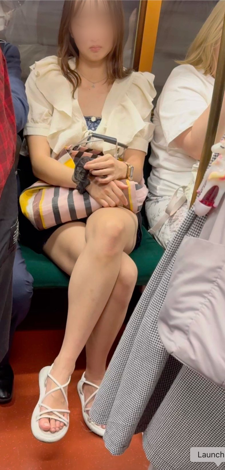 S級美人ギャル系お姉さんのショーパンから生足からの太ももと足指までを見まくります