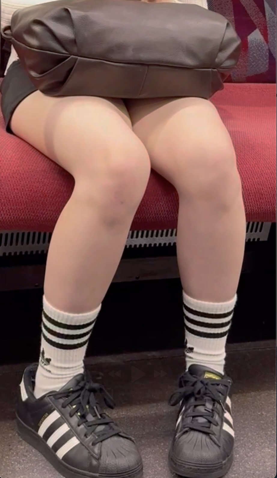 S級美人女子大生のショーパン生脚を対面から密着！