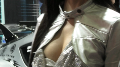 東京オートサロン2026④ レアな美女が今度は前かがみで見えてはいけない物が！！