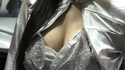 東京オートサロン2026④ レアな美女が今度は前かがみで見えてはいけない物が！！