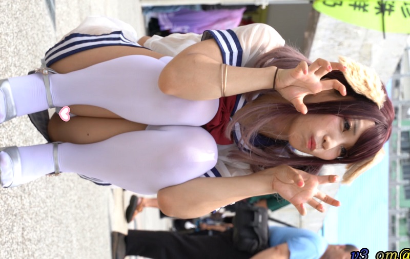 アジア娘の悩殺コスプレショーpart16-2　スケスケ制服コスギャルのしゃがみパンチラ gallery photo 3