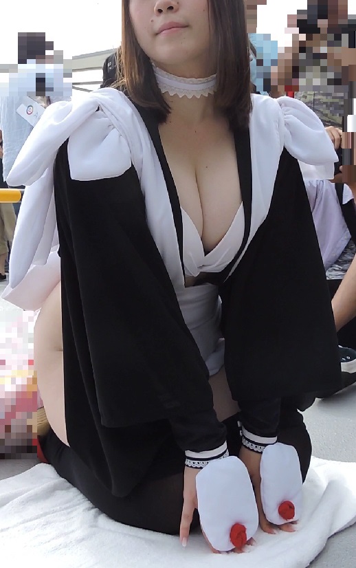 コスプレ2017夏巨尻丸見え巨乳ぷるぷる揺れるｗ両腕で胸寄せ谷間【動画】イベント編 3873