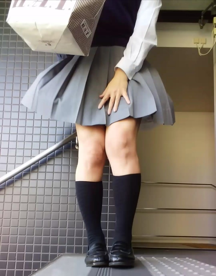 【制服JK】パンチラ盗撮 風チラ お嬢様の白いレース下着