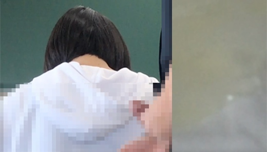 【変態動画】わcかい娘のサラサラヘアをガン見しながら勃起チ○ポ丸出し　我慢できずに背後でどっぴゅんw gallery photo 2