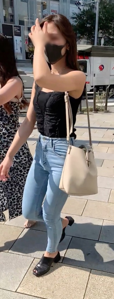 No.1409「顔モザ解禁！！！美脚度美尻度アップ！スキニーデニム姿のセレブ美女」