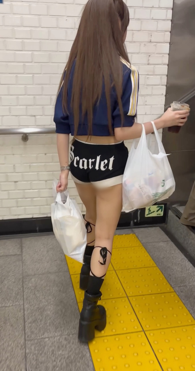 《４K・高画質》 No.1425「隠そうにも、隠そうにも！ホットパンツからのハミ出し具合が過去一エロい美容師」