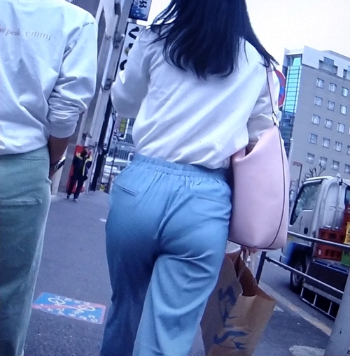 超激カワ美人女子大生がピタパン履いて美巨尻を尋常じゃないくらい食い込ませて歩く姿にフル勃起 gallery photo 2
