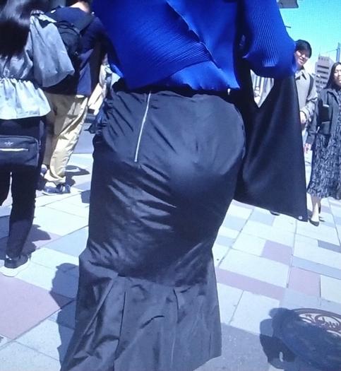 超スーパー爆尻美女がタイトスカートをもっこり膨らませて歩く姿がエロすぎる gallery photo 3
