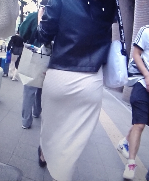 超ハイスペック美人お姉さんがタイトスカート履いて美巨尻密着させて歩く姿がイヤらしい gallery photo 3