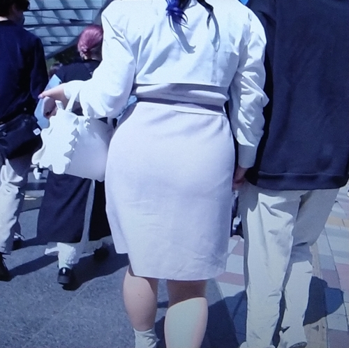 ドエロ美巨尻の激カワ美女がタイトスカートモッコリ膨らませて歩く姿がイヤらしい gallery photo 1