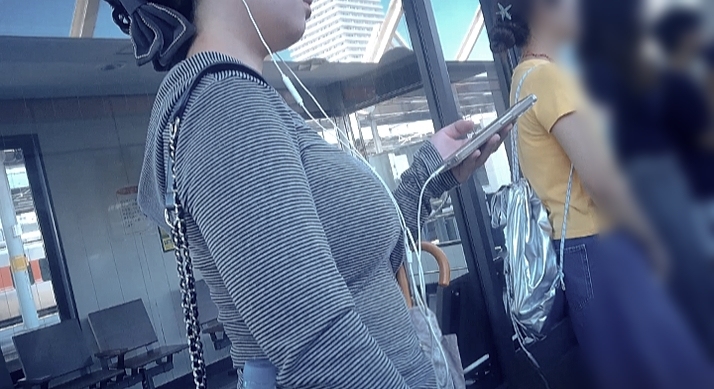 (8名収録)エロカワ爆乳女子大生の電車待ちする光景など