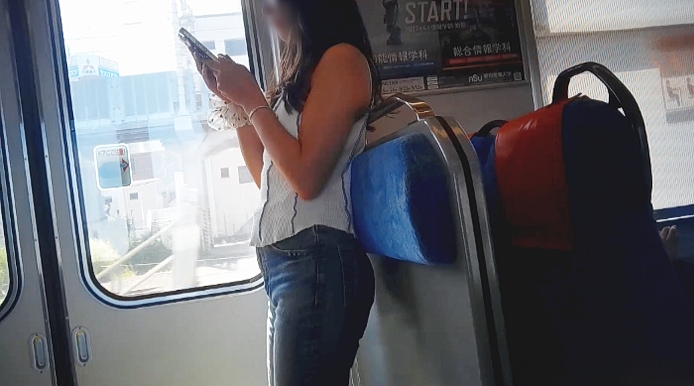 (8名収録)エロカワ爆乳女子大生の電車待ちする光景など